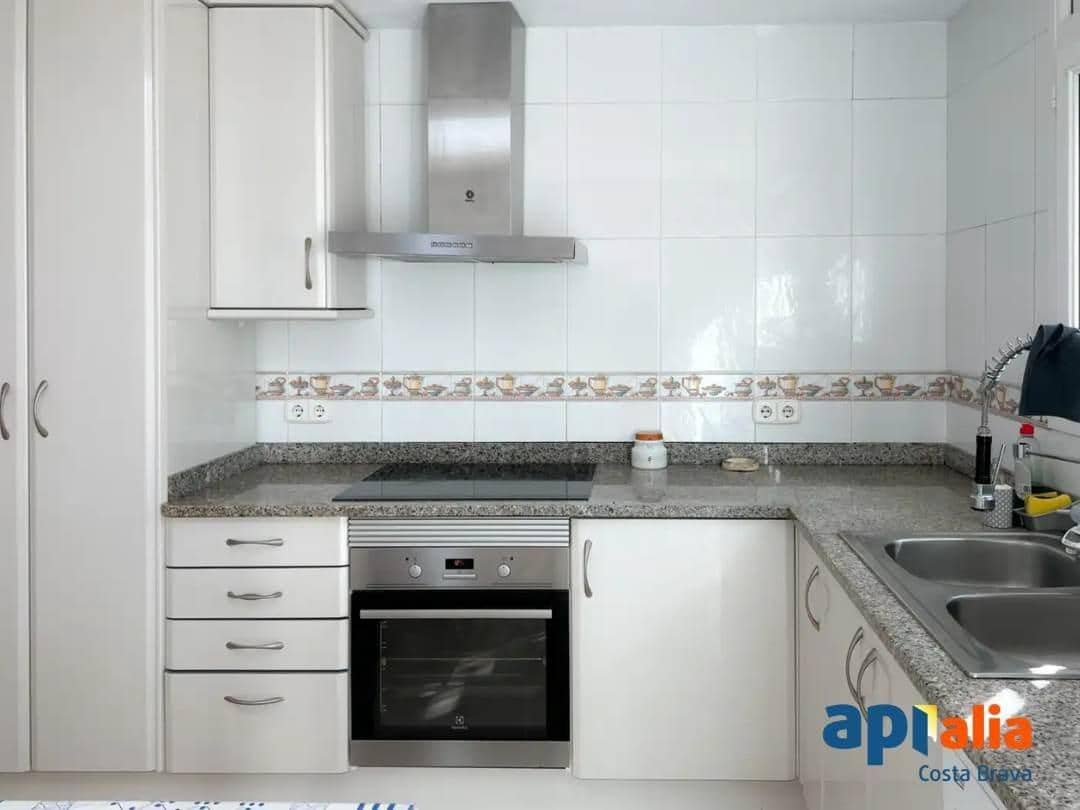 3 bedroom Apartment for sale in Sant Feliu de Guixols with garage - € 395,000 (Ref: 9958183)