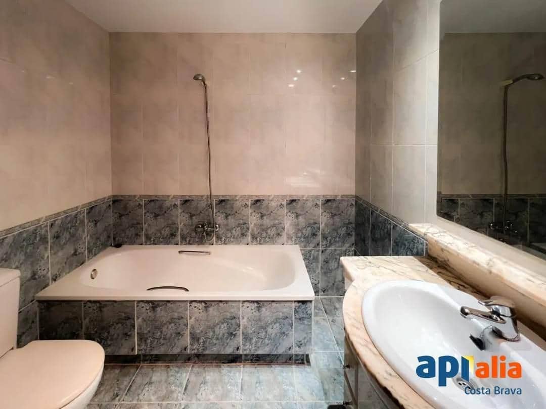 3 bedroom Apartment for sale in Sant Feliu de Guixols with garage - € 395,000 (Ref: 9958183)