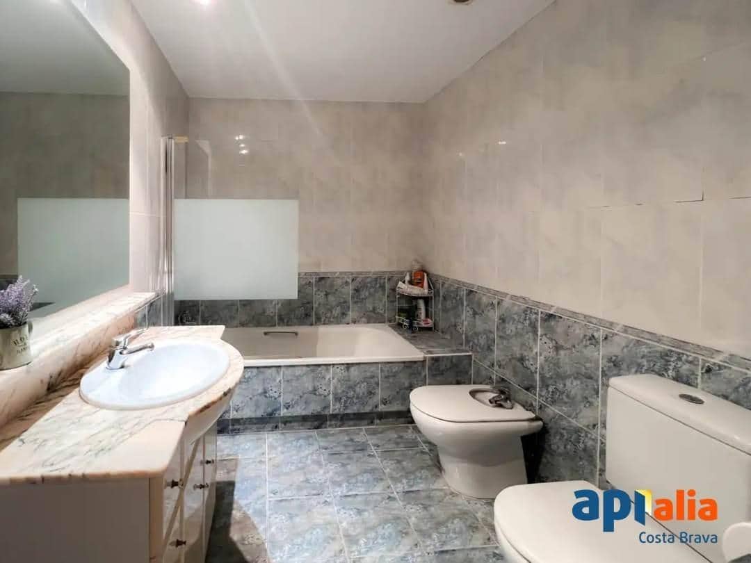 3 bedroom Apartment for sale in Sant Feliu de Guixols with garage - € 395,000 (Ref: 9958183)