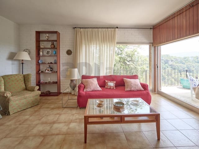 6 slaapkamer Villa te koop in Lloret de Mar met garage - € 370.000 (Ref: 9986905)