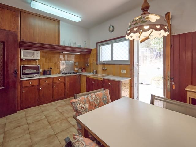 6 slaapkamer Villa te koop in Lloret de Mar met garage - € 370.000 (Ref: 9986905)