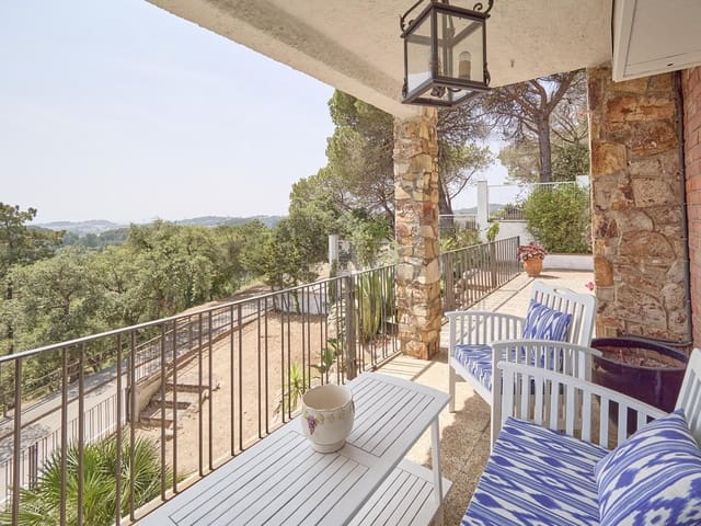 6 slaapkamer Villa te koop in Lloret de Mar met garage - € 370.000 (Ref: 9986905)