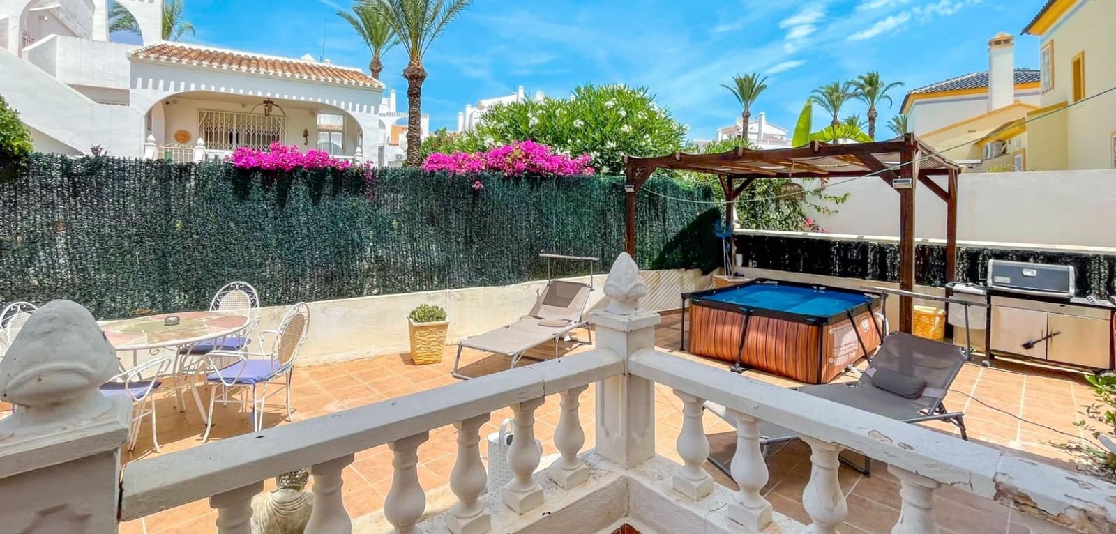 4 soverom Rekkehus til salgs i Orihuela Costa med svømmebasseng garasje - € 295 000 (Ref: 10004132)