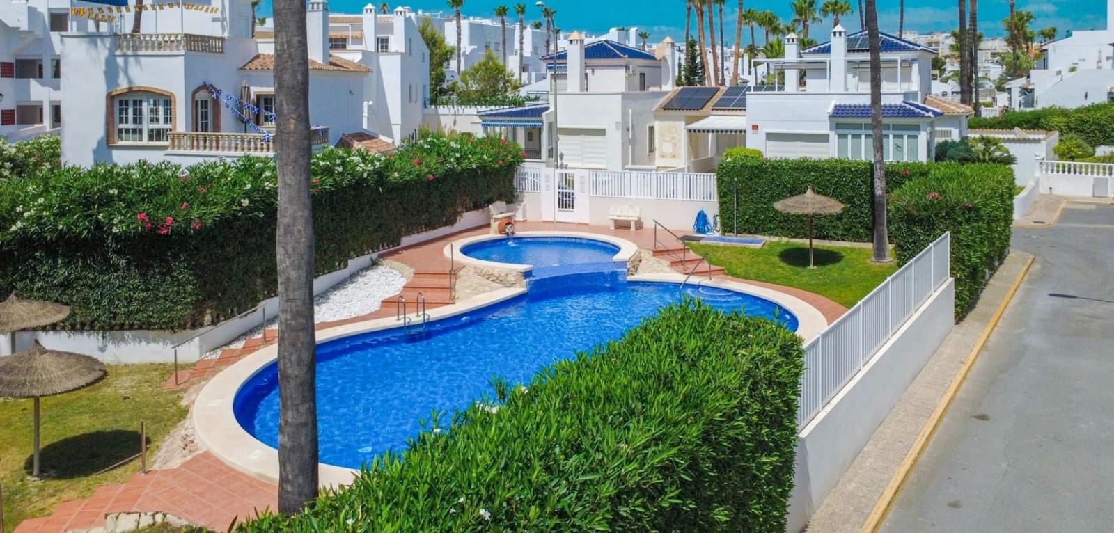 4 soverom Rekkehus til salgs i Orihuela Costa med svømmebasseng garasje - € 295 000 (Ref: 10004132)