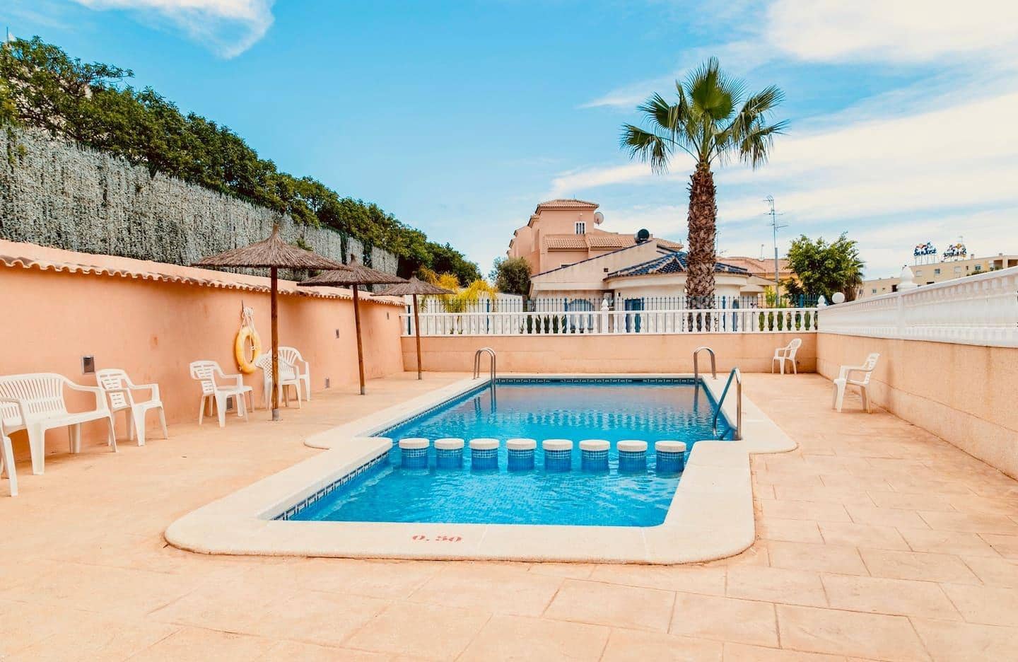 2 soveværelse Rækkehus til leje i Playa Flamenca med swimmingpool - € 1.100 (Ref: 8620021)