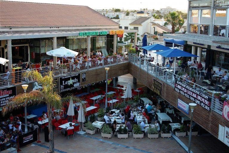 2 soveværelse Rækkehus til leje i Playa Flamenca med swimmingpool - € 1.100 (Ref: 8620021)