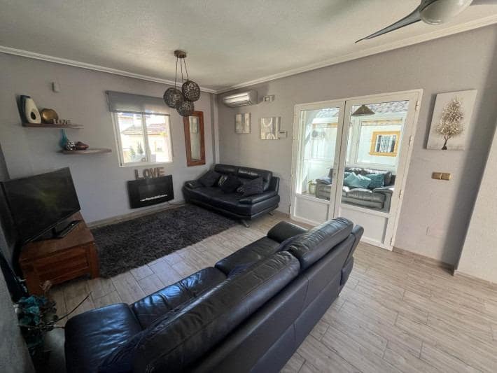 4 bedroom Villa for sale in Playa Flamenca with pool - € 399,000 (Ref: 8670468)