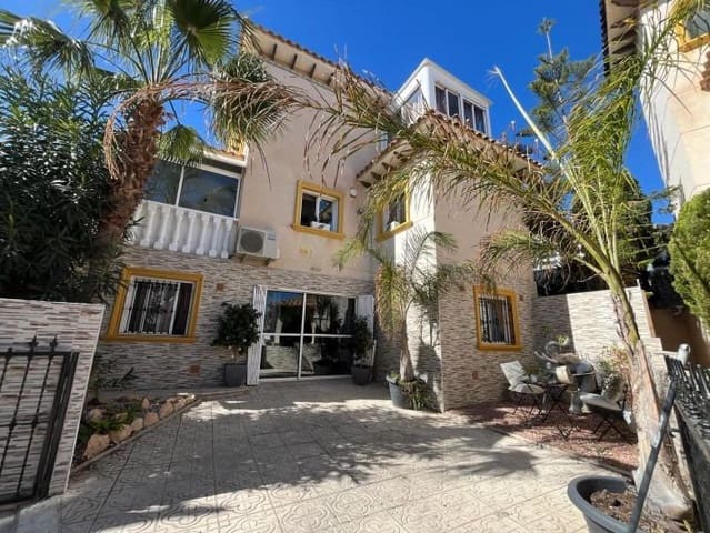 Chalet de 4 habitaciones en Playa Flamenca, Orihuela en venta con piscina - 399.000 € (Ref: 8670468)