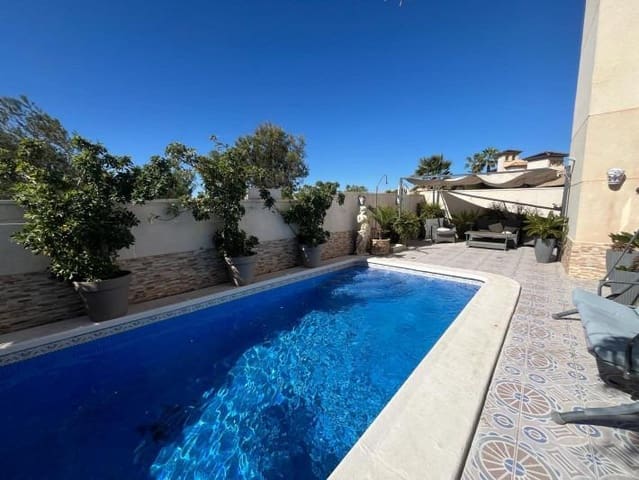 Chalet de 4 habitaciones en Playa Flamenca, Orihuela en venta con piscina - 399.000 € (Ref: 8670468)