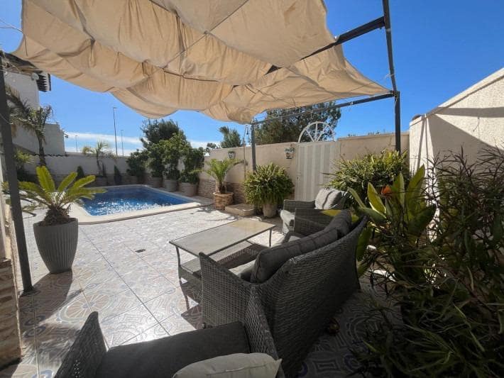 4 bedroom Villa for sale in Playa Flamenca with pool - € 399,000 (Ref: 8670468)