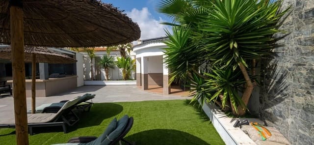 Chalet de 5 habitaciones en El Chaparral, Torrevieja en venta con piscina - 850.000 € (Ref: 8992752)