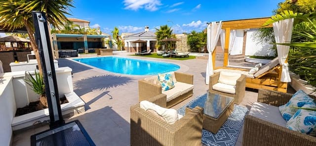 Chalet de 5 habitaciones en El Chaparral, Torrevieja en venta con piscina - 850.000 € (Ref: 8992752)