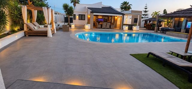 Chalet de 5 habitaciones en El Chaparral, Torrevieja en venta con piscina - 850.000 € (Ref: 8992752)