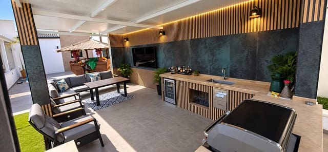 Chalet de 5 habitaciones en El Chaparral, Torrevieja en venta con piscina - 850.000 € (Ref: 8992752)