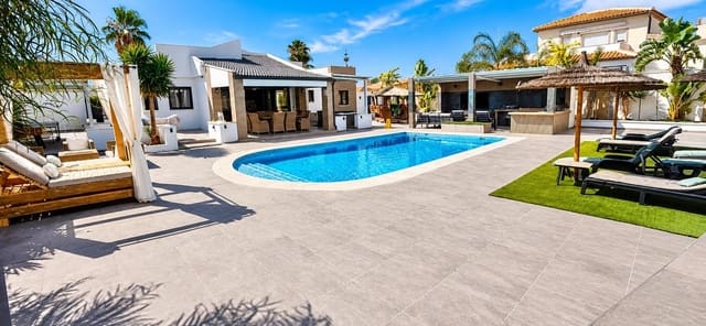Chalet de 5 habitaciones en El Chaparral, Torrevieja en venta con piscina - 850.000 € (Ref: 8992752)
