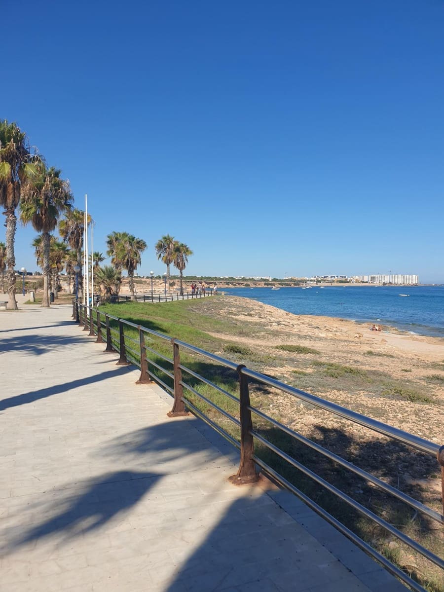 3 soveværelse Villa til leje i La Zenia med swimmingpool - € 2.200 (Ref: 9049070)