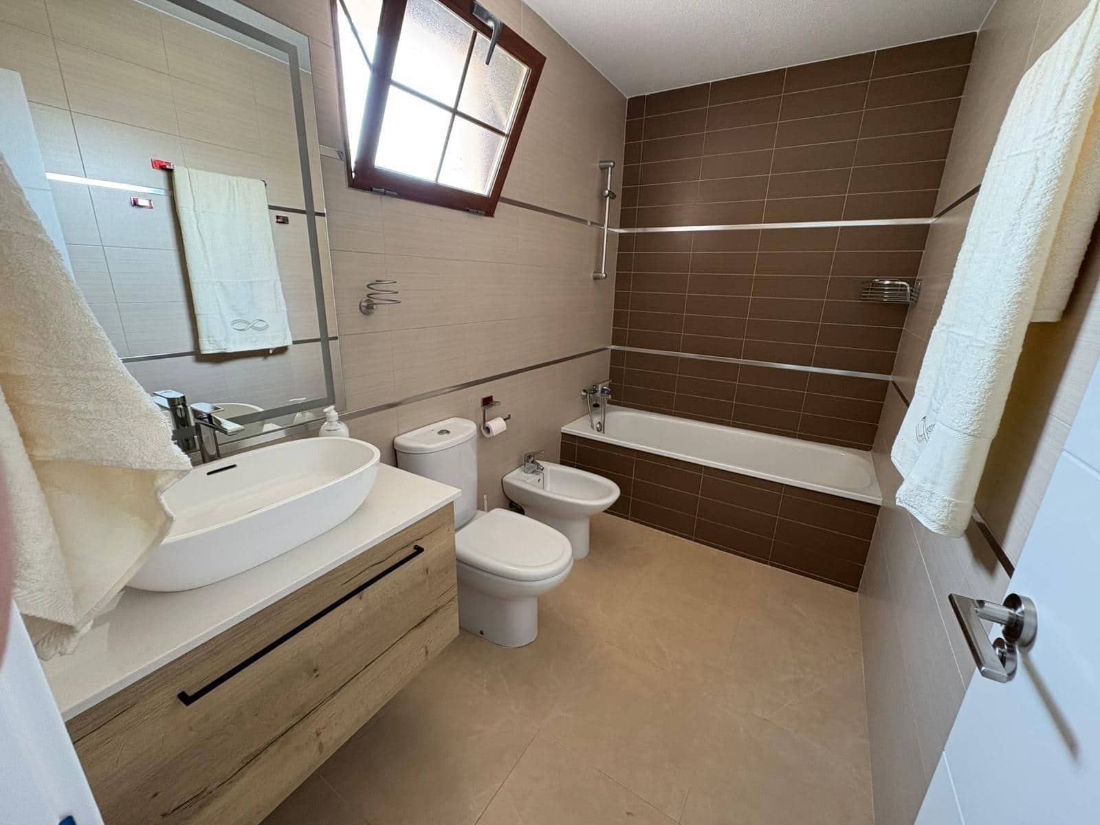 3 soveværelse Villa til leje i La Zenia med swimmingpool - € 2.200 (Ref: 9049070)