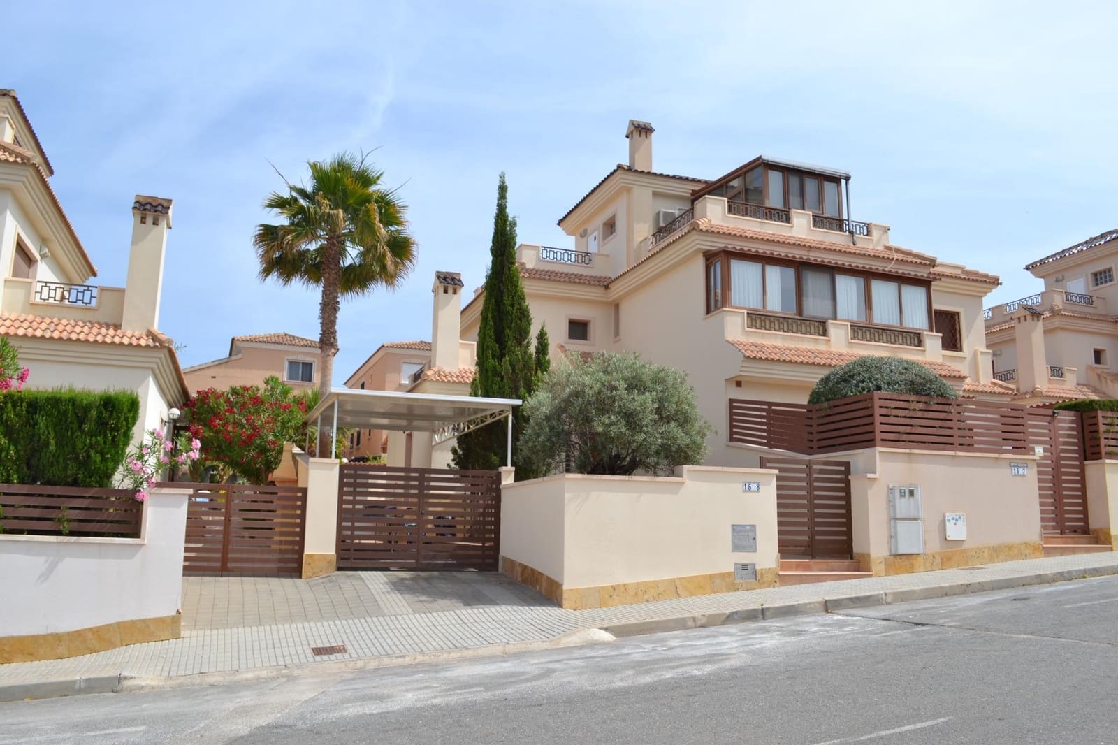 3 soveværelse Villa til leje i La Zenia med swimmingpool - € 2.200 (Ref: 9049070)