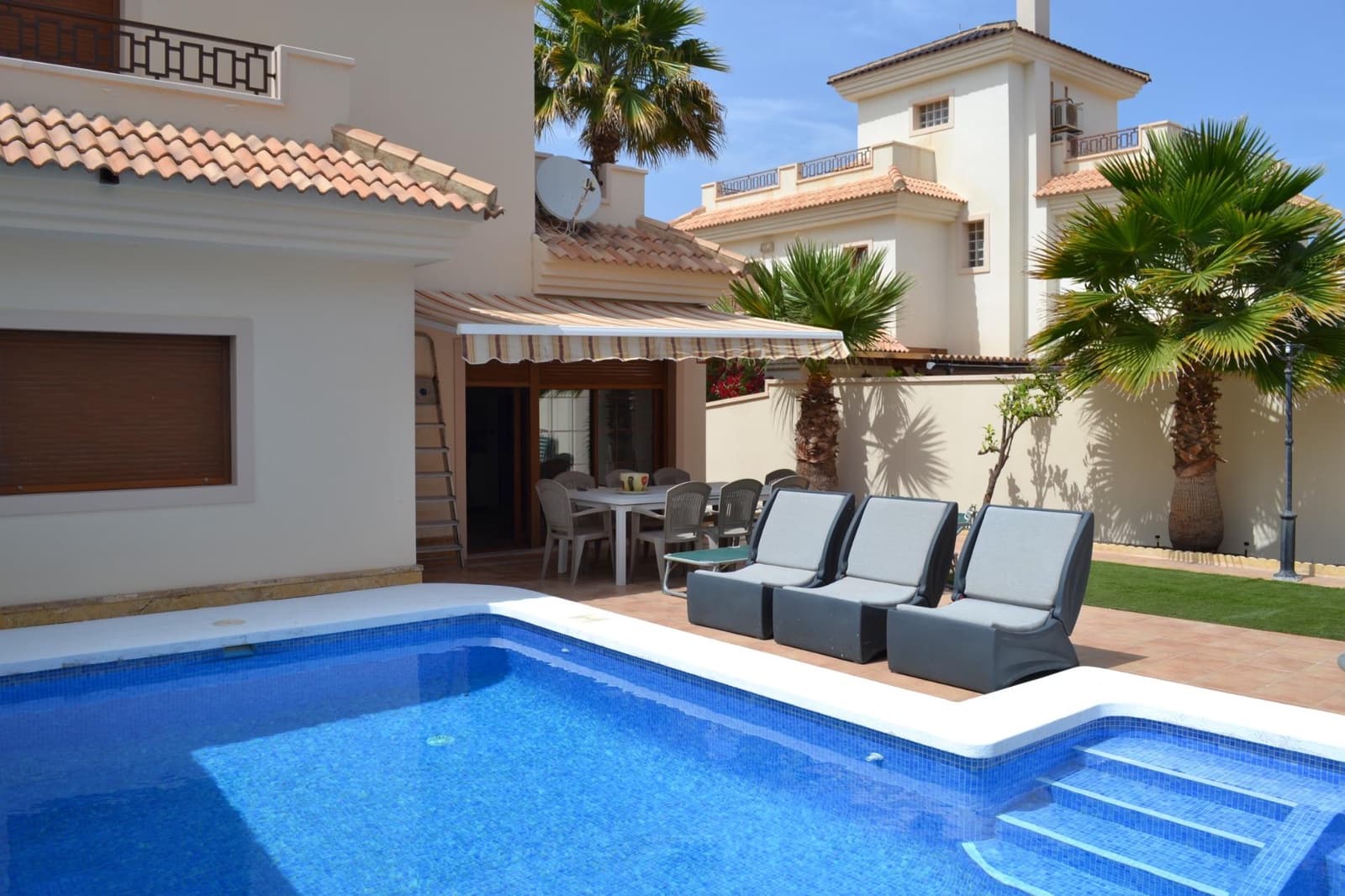 3 soveværelse Villa til leje i La Zenia med swimmingpool - € 2.200 (Ref: 9049070)