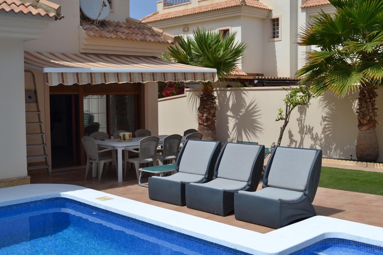3 soveværelse Villa til leje i La Zenia med swimmingpool - € 2.200 (Ref: 9049070)
