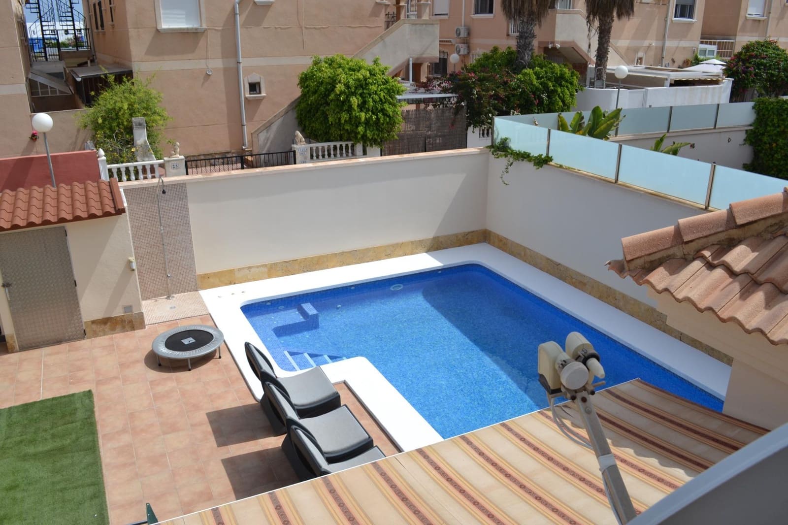 3 soveværelse Villa til leje i La Zenia med swimmingpool - € 2.200 (Ref: 9049070)