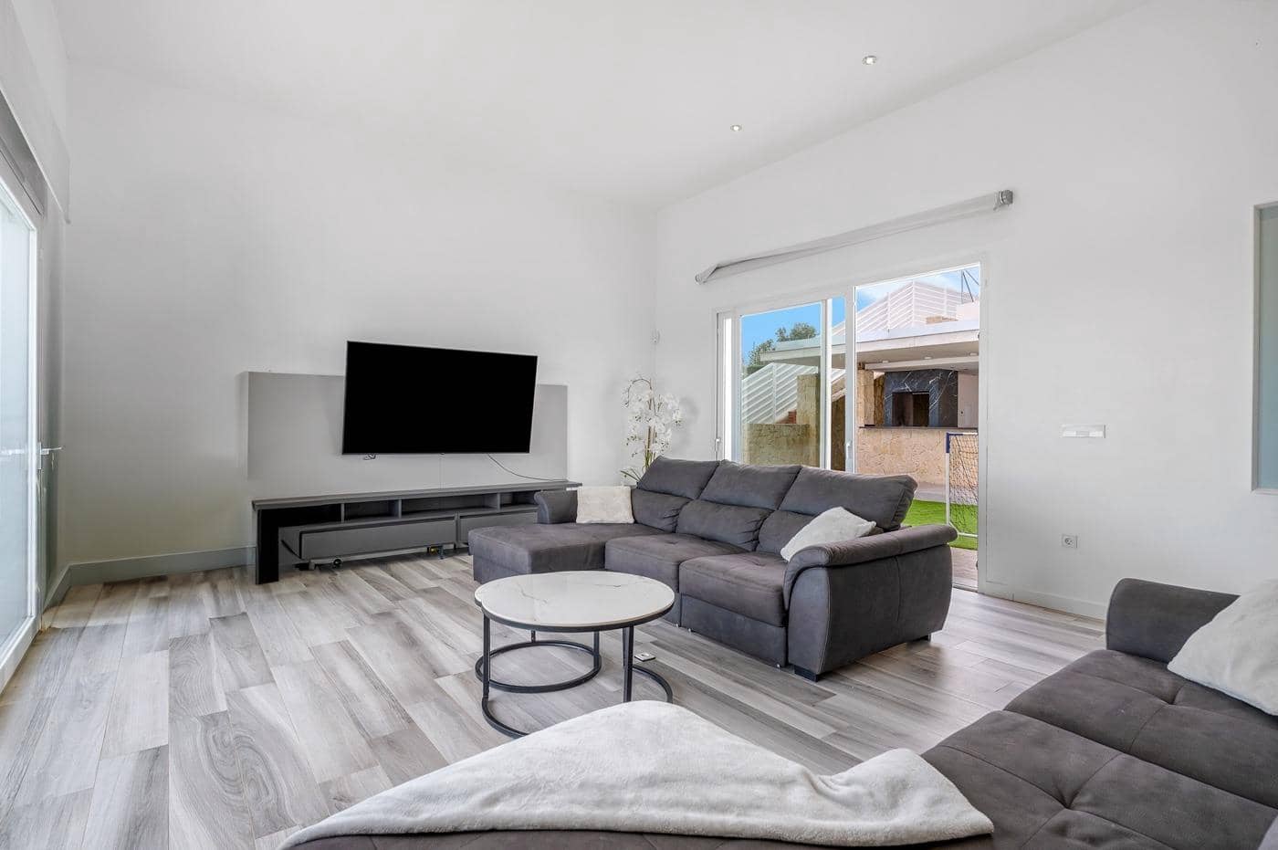 4 bedroom Villa for sale in Almoradi with pool garage - € 999,950 (Ref: 9536097)