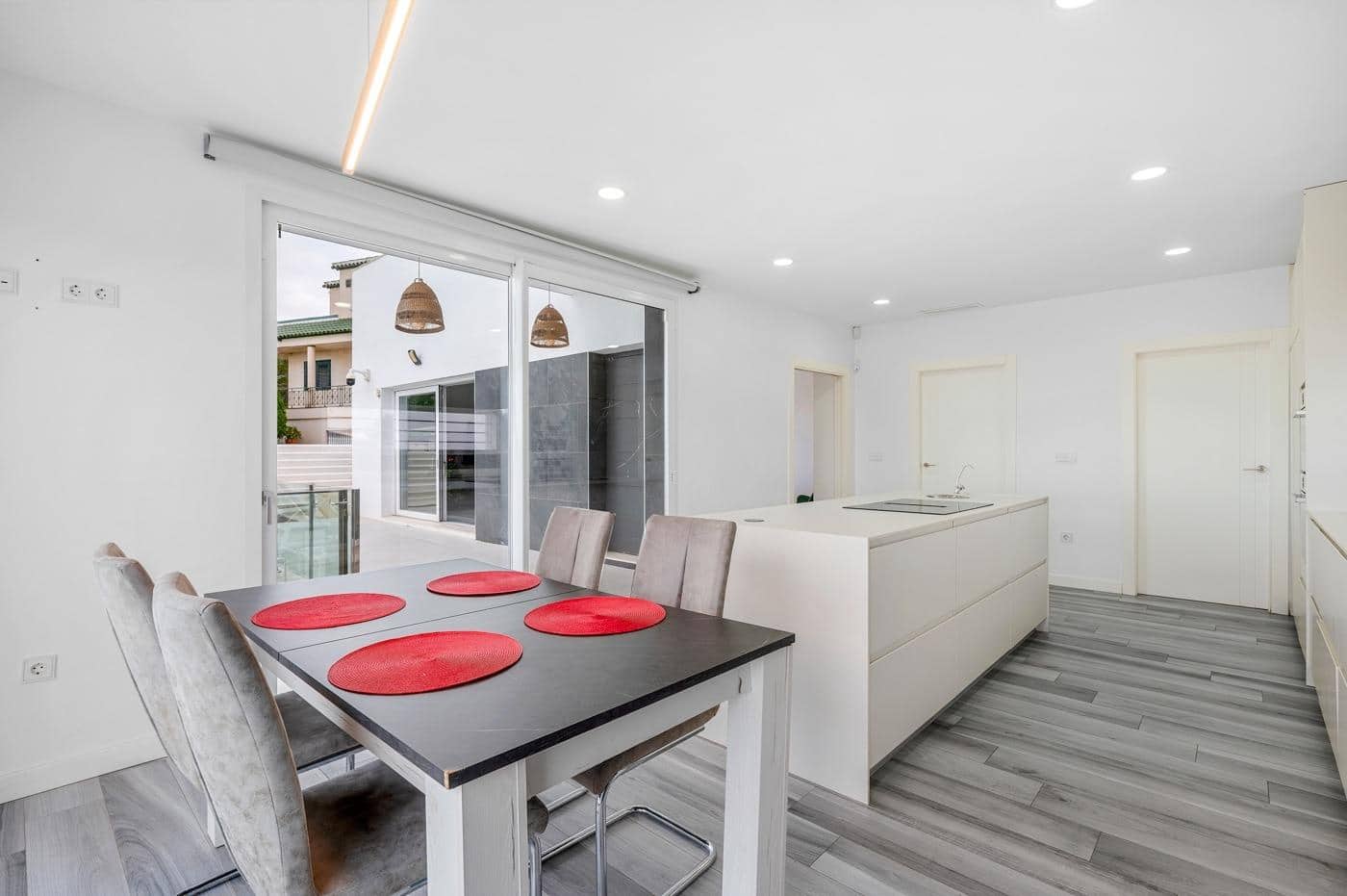 4 bedroom Villa for sale in Almoradi with pool garage - € 999,950 (Ref: 9536097)