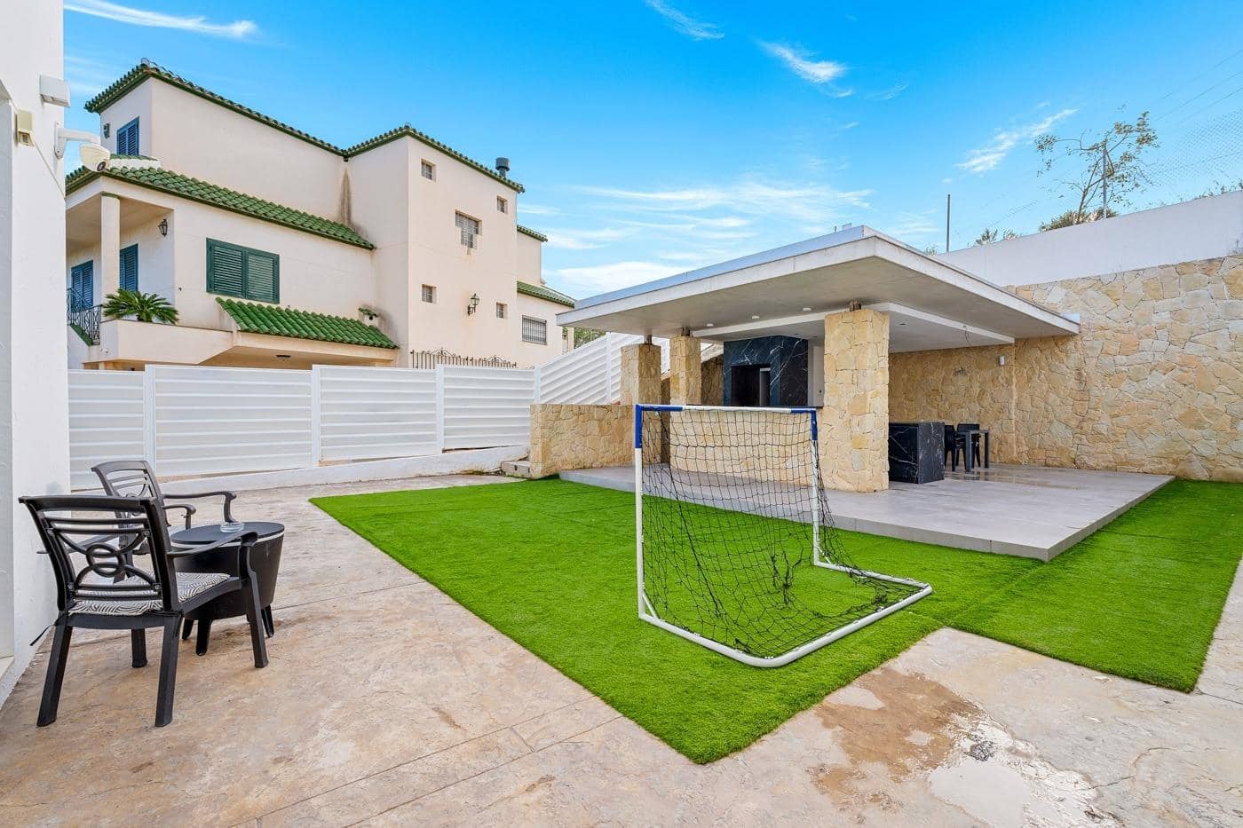 4 bedroom Villa for sale in Almoradi with pool garage - € 999,950 (Ref: 9536097)