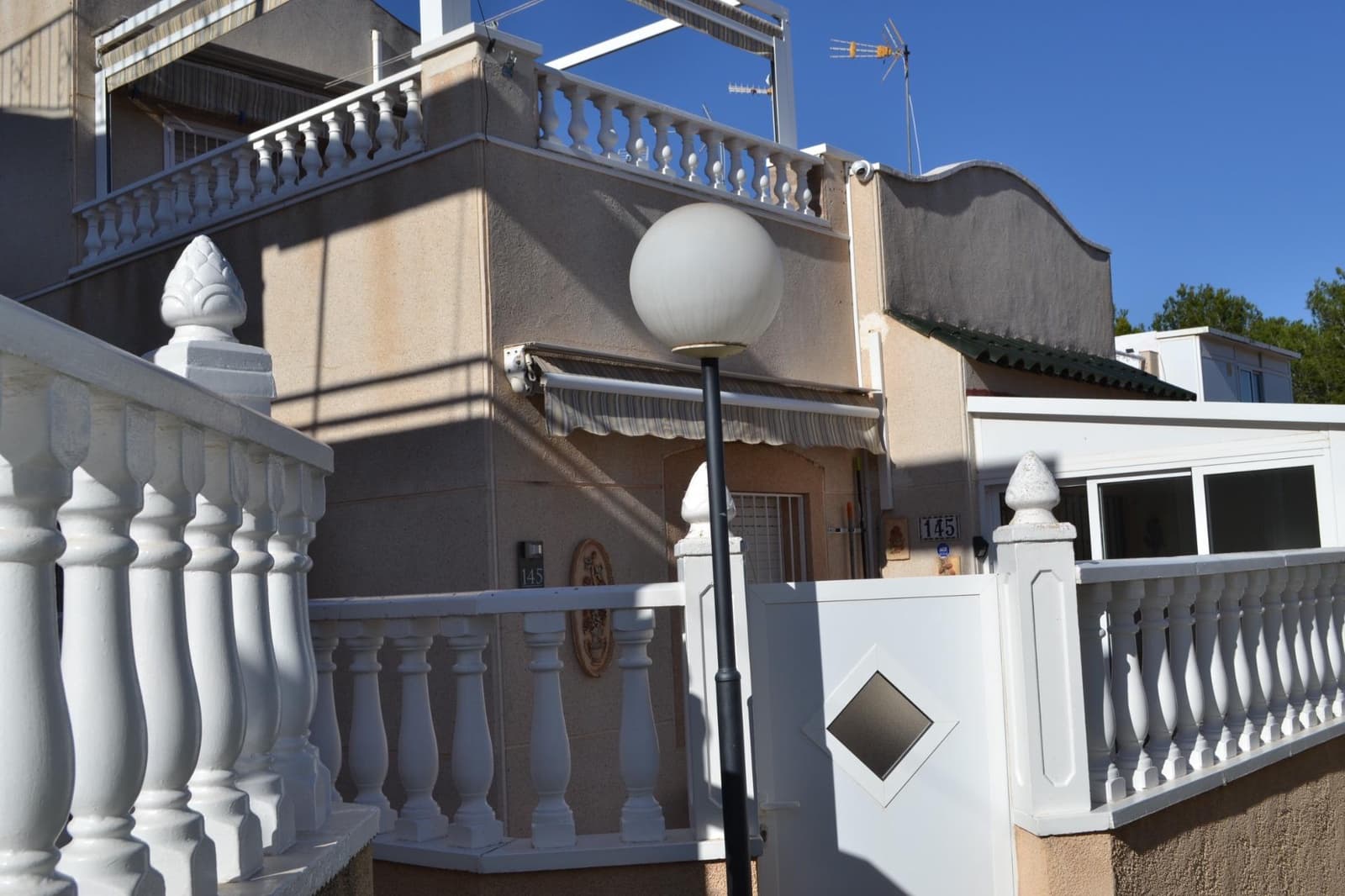 3 chambre Villa/Maison Semi-Mitoyenne à vendre à Torrevieja avec piscine - 185 000 € (Ref: 9584550)