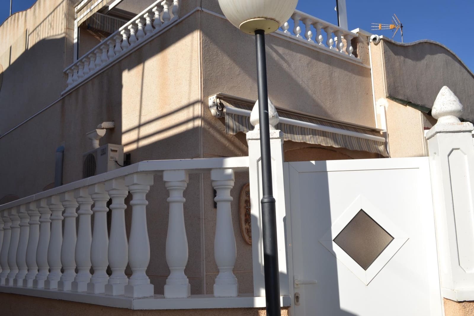 3 chambre Villa/Maison Semi-Mitoyenne à vendre à Torrevieja avec piscine - 185 000 € (Ref: 9584550)