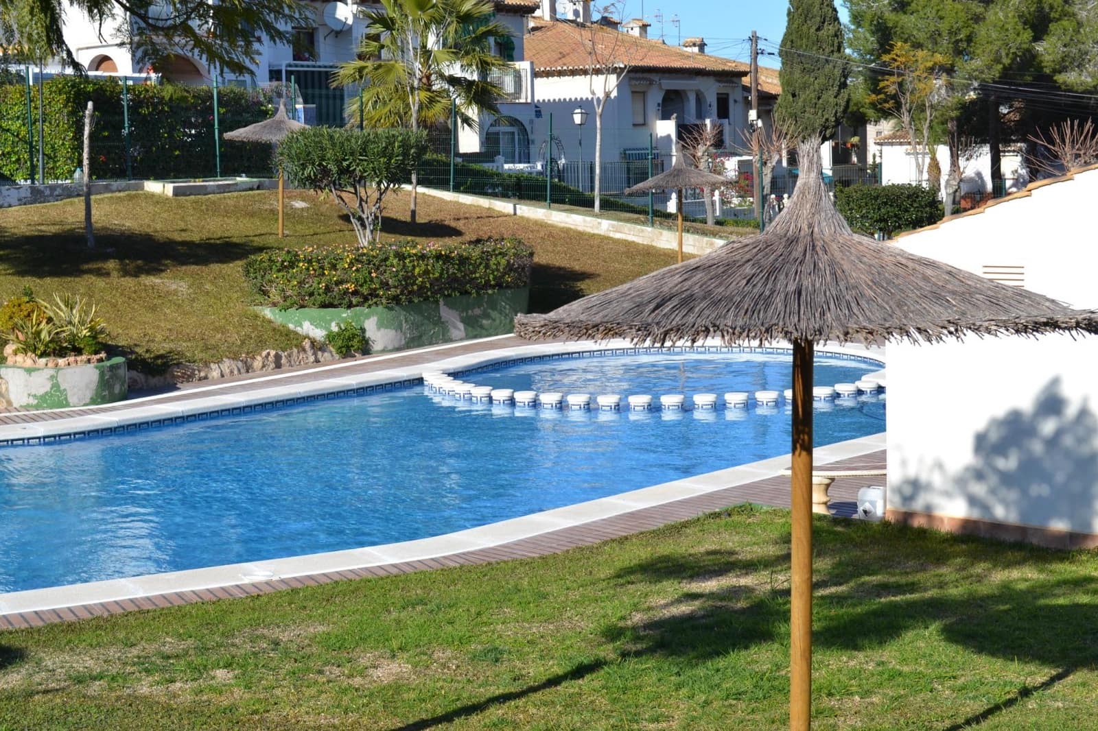 3 chambre Villa/Maison Semi-Mitoyenne à vendre à Torrevieja avec piscine - 185 000 € (Ref: 9584550)