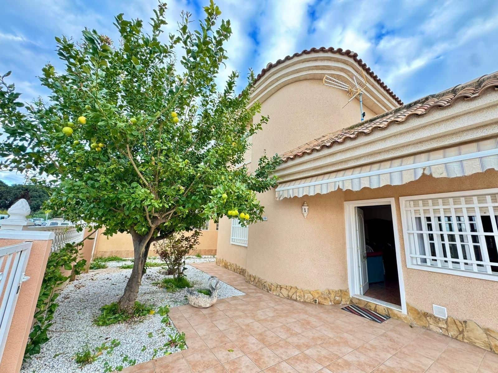 3 chambre Villa/Maison à vendre à Torrevieja avec piscine - 330 000 € (Ref: 9715127)