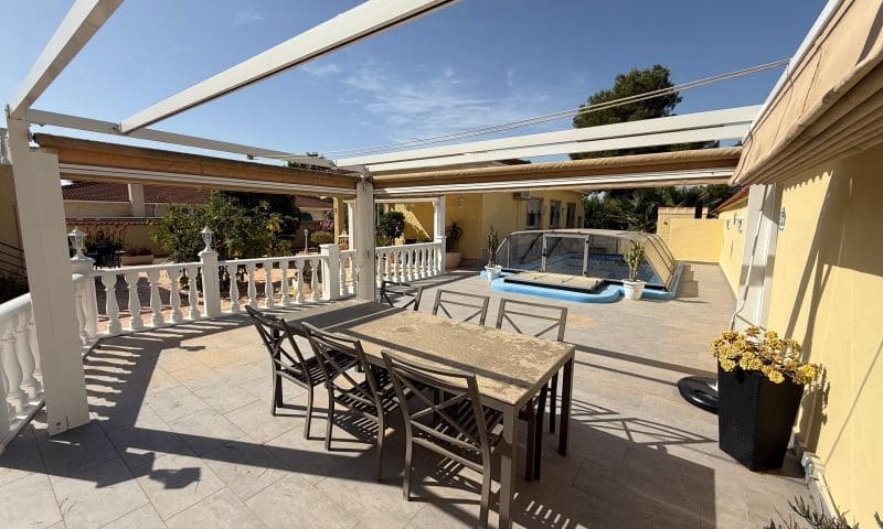 4 soveværelse Villa til salg i Pinar de Campoverde med swimmingpool garage - € 429.000 (Ref: 9990875)