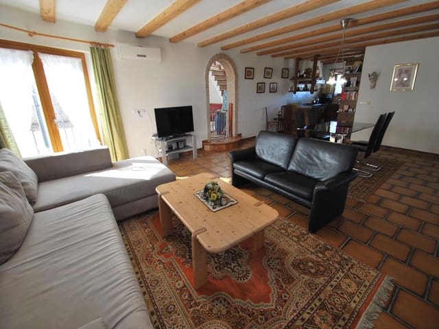 Chalet de 3 habitaciones en Pedreguer en venta con piscina - 470.000 € (Ref: 7433287)