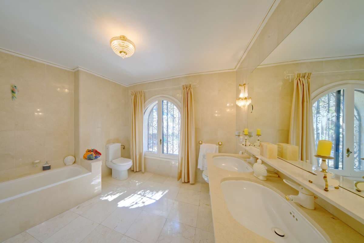 4 soveværelse Villa til salg i Calpe / Calp med swimmingpool - € 990.000 (Ref: 8018020)