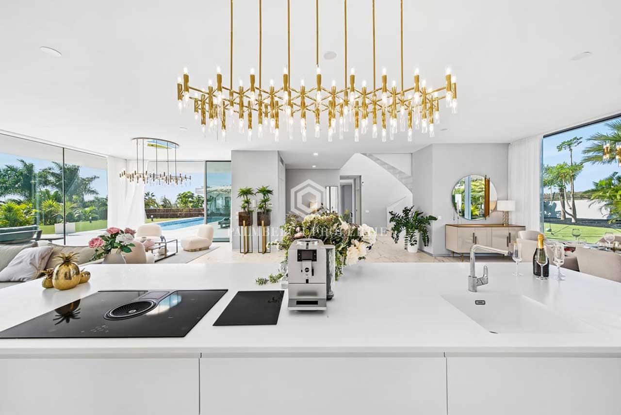 4 bedroom Villa for sale in Costa Adeje with pool garage - € 5,500,000 (Ref: 10071016)