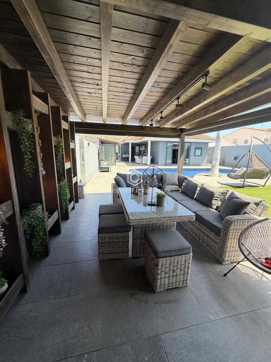2 soverom Villa til salgs i San Miguel de Abona med svømmebasseng garasje - € 1 800 000 (Ref: 10086029)