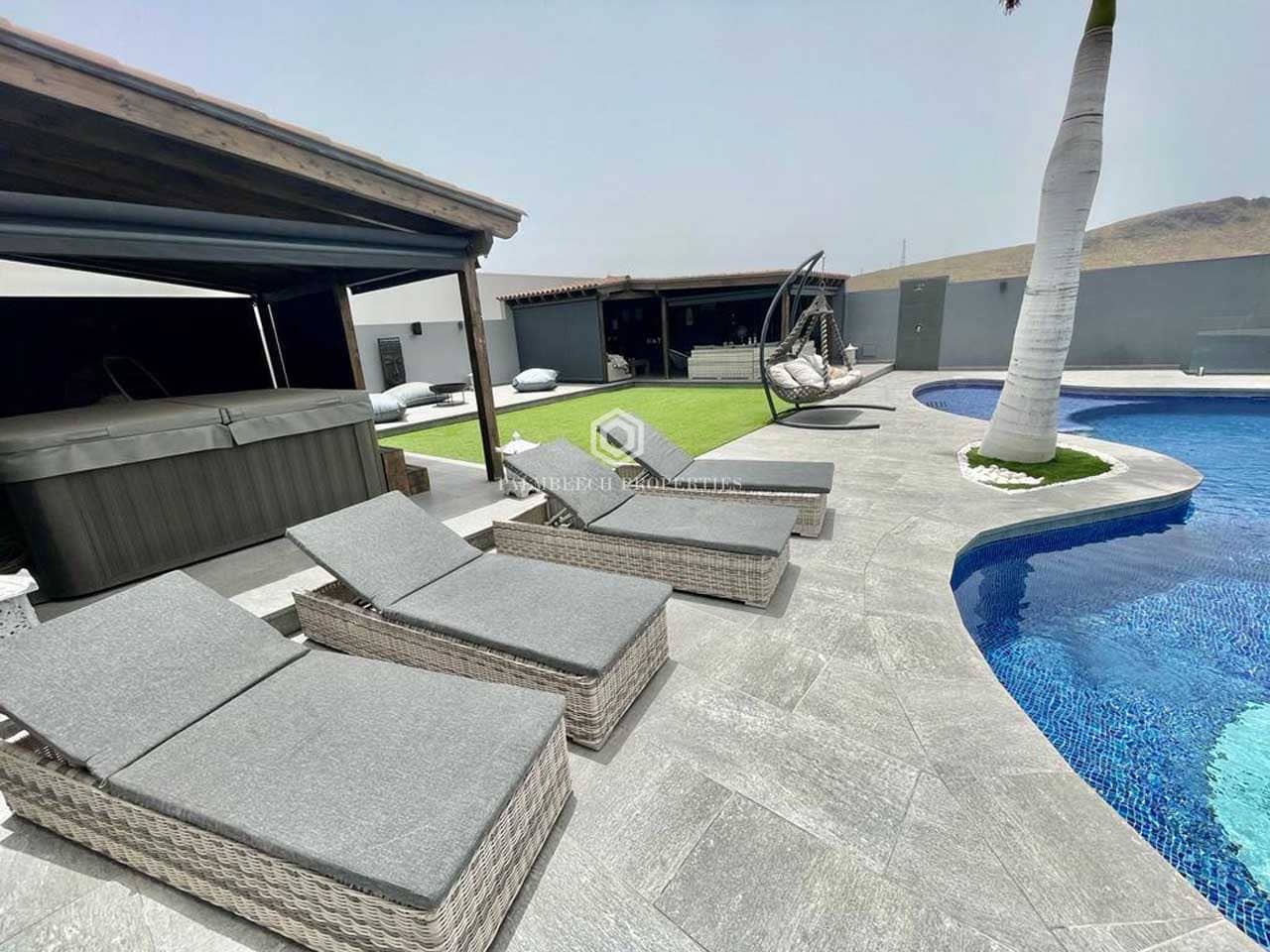 2 soverom Villa til salgs i San Miguel de Abona med svømmebasseng garasje - € 1 800 000 (Ref: 10086029)