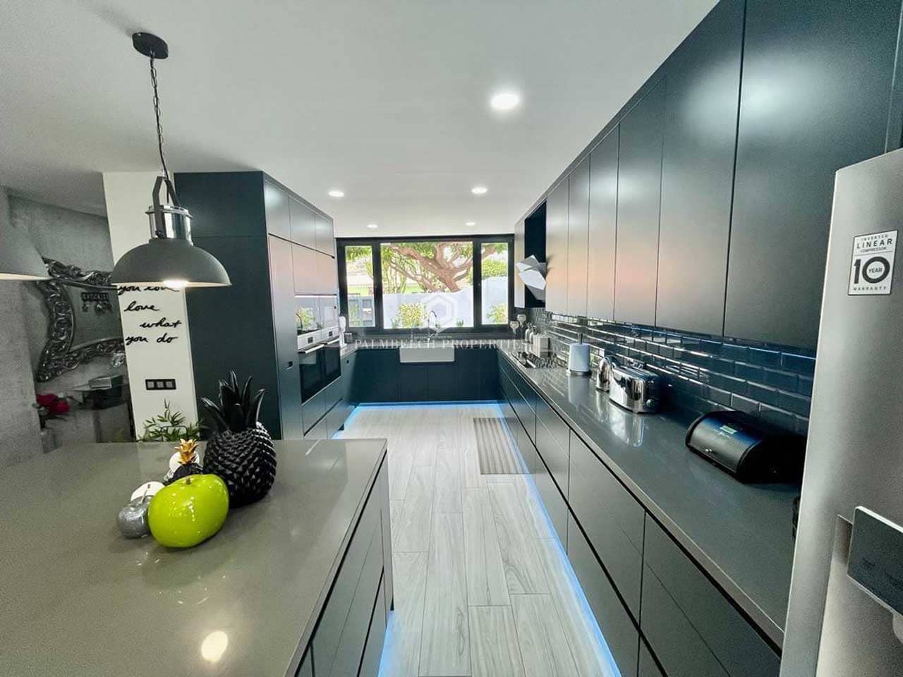2 soverom Villa til salgs i San Miguel de Abona med svømmebasseng garasje - € 1 800 000 (Ref: 10086029)