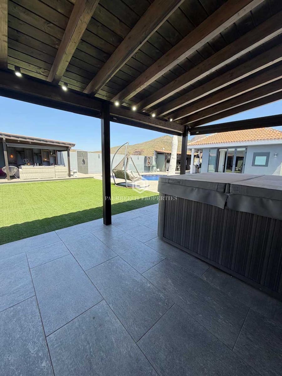 2 soverom Villa til salgs i San Miguel de Abona med svømmebasseng garasje - € 1 800 000 (Ref: 10086029)