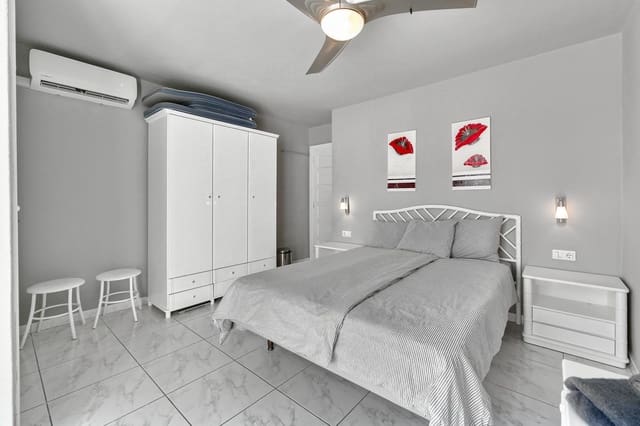 Apartamento de 2 habitaciones en Playa de las Américas, Adeje en venta con piscina garaje - 1.480.000 € (Ref: 10136008)