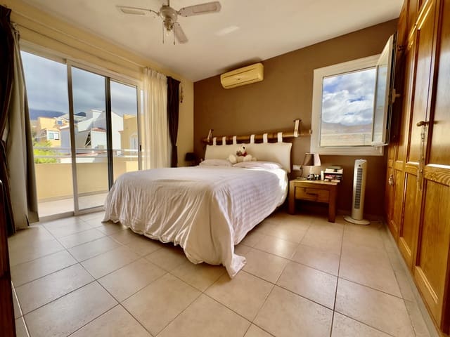 4 bedroom Villa for sale in Costa Adeje, Adeje - € 680,000 (Ref: 7877077)