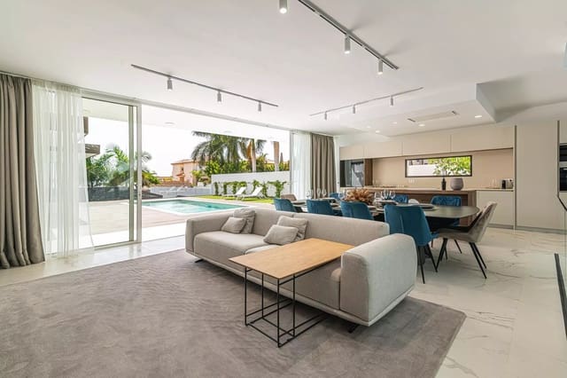 5 bedroom Villa for sale in Costa Adeje, Adeje with pool garage - € 2,390,000 (Ref: 8139472)