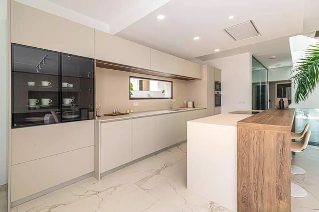 5 bedroom Villa for sale in Costa Adeje, Adeje with pool garage - € 2,390,000 (Ref: 8139472)