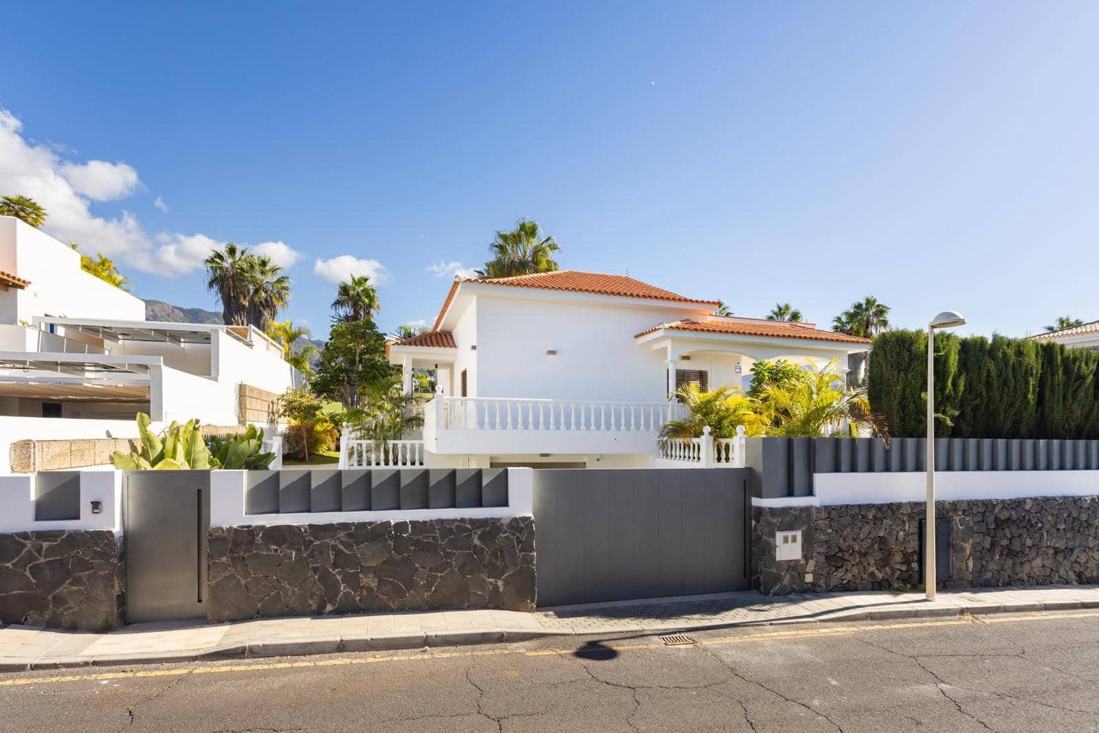 5 bedroom Villa for sale in Costa Adeje with pool garage - € 3,300,000 (Ref: 9058427)