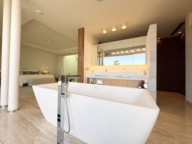 5 soverom Villa til salgs i La Caleta Adeje, Adeje med svømmebasseng garasje - € 3 950 000 (Ref: 9112602)