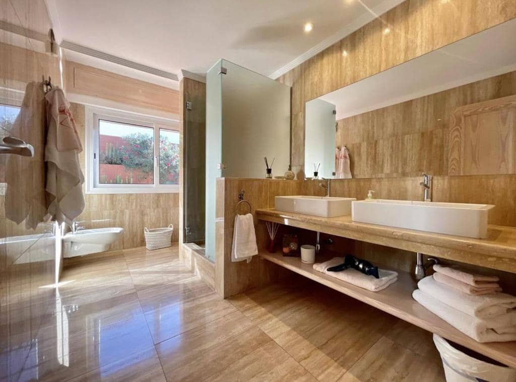 4 bedroom Villa for sale in Adeje with pool garage - € 1,300,000 (Ref: 9601549)