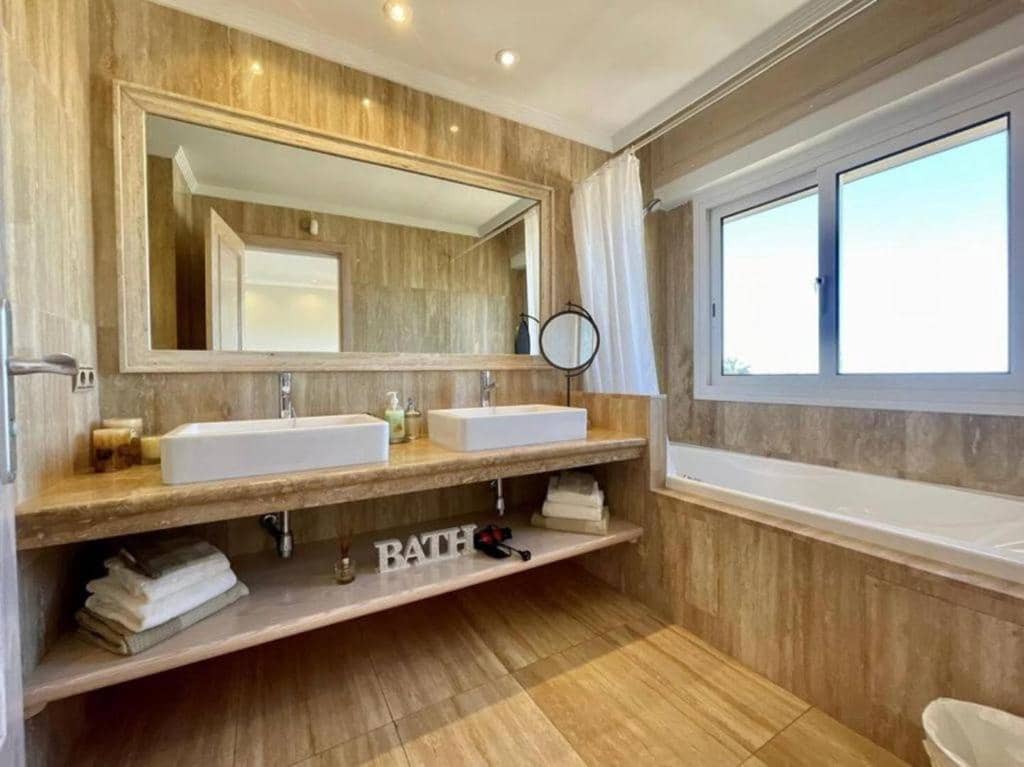 4 bedroom Villa for sale in Adeje with pool garage - € 1,300,000 (Ref: 9601549)