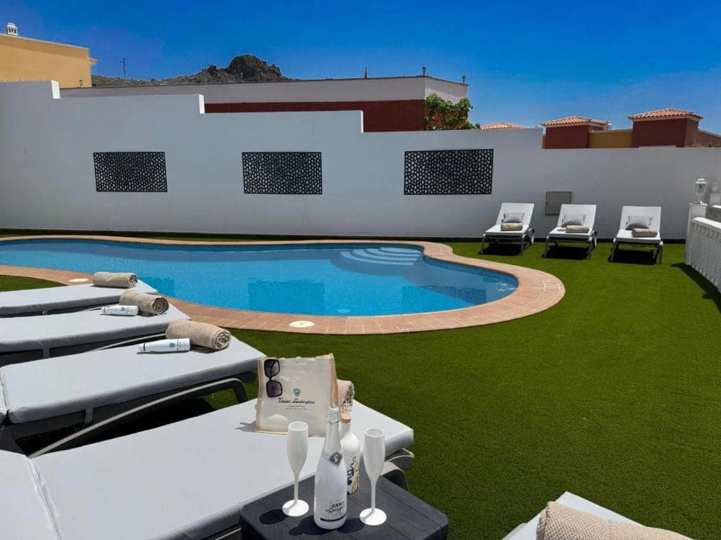 4 bedroom Villa for sale in Adeje with pool garage - € 1,300,000 (Ref: 9601549)