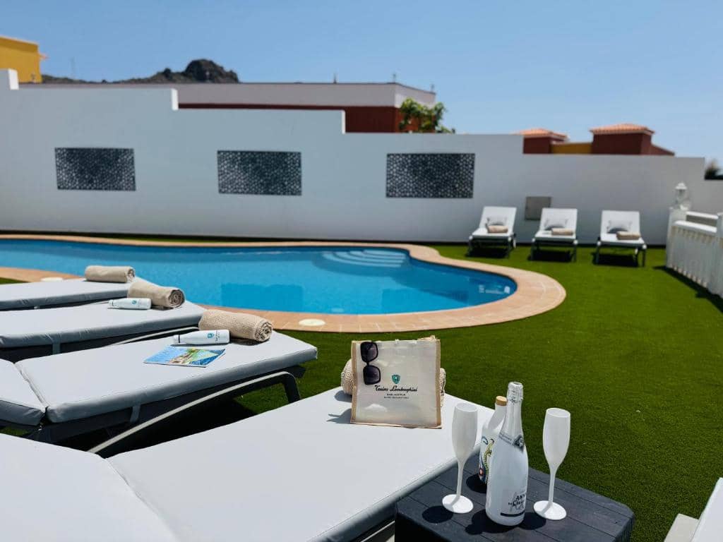 4 bedroom Villa for sale in Adeje with pool garage - € 1,300,000 (Ref: 9601549)